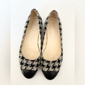 Chanel Black Ivory Houndstooth Tweed cap toe CC Ballet flats EU 38.5